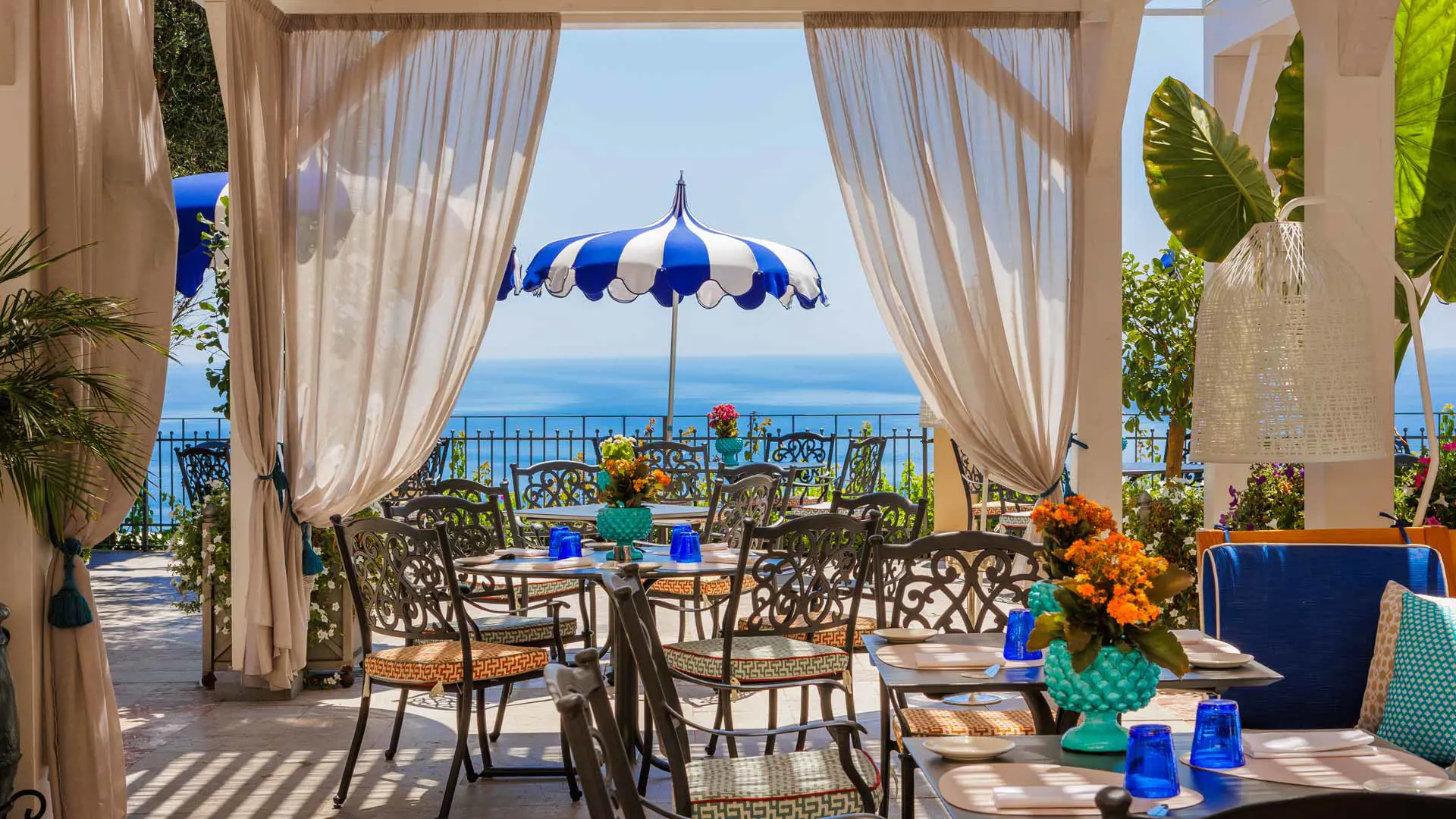 Il giardino mediterraneo nella luce di mezzogiorno
