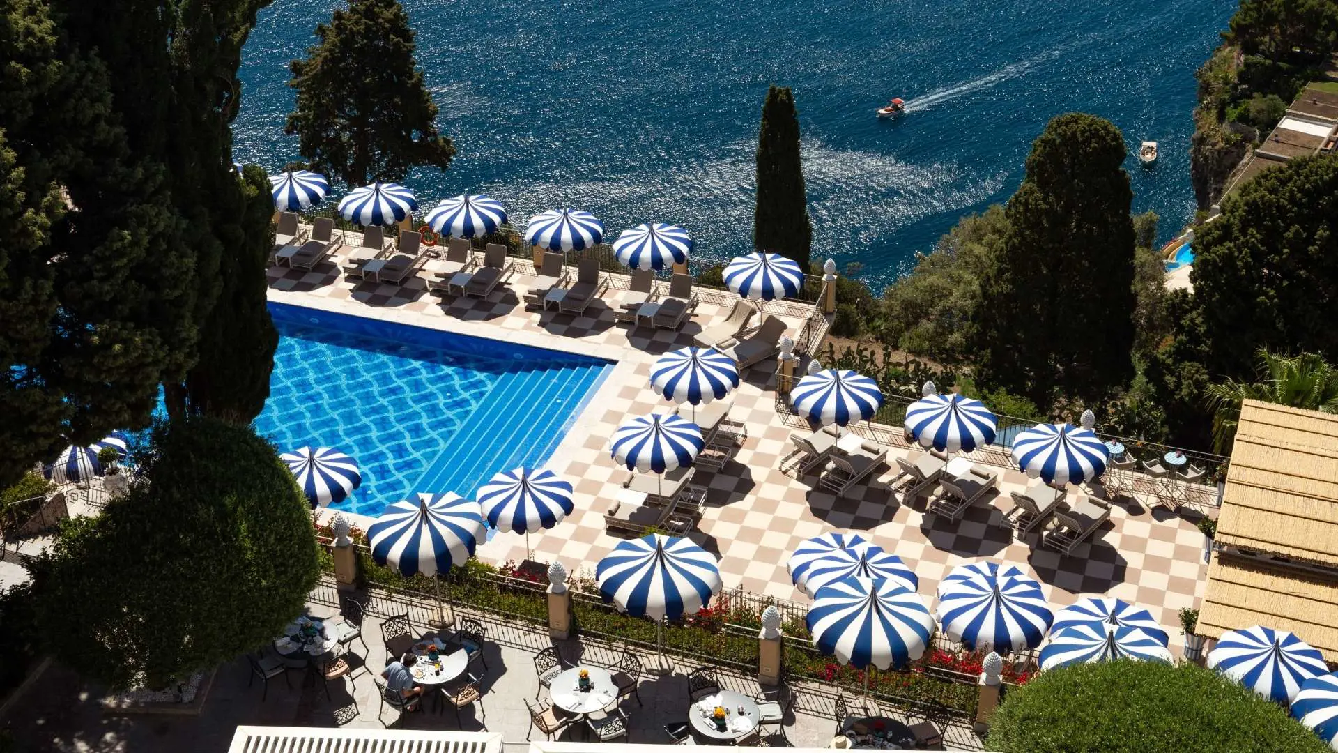 La piscina panoramica a mezz'aria