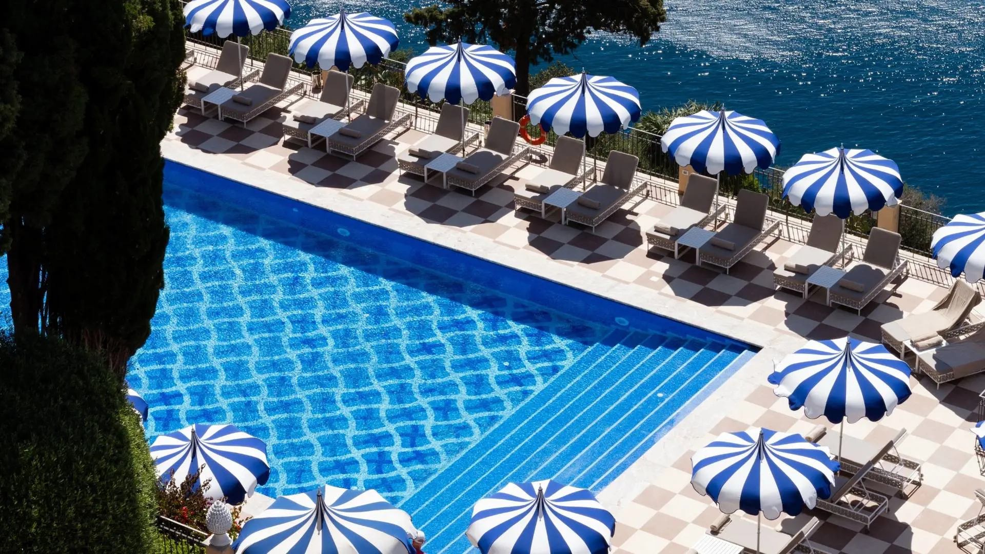 La piscina panoramica nella prima luce del mattino